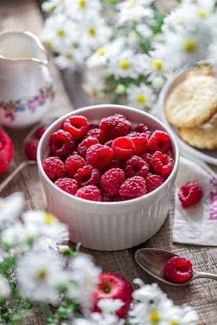 A bowl of raspberries