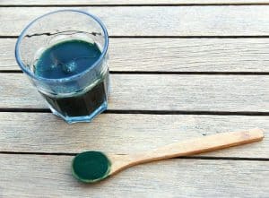 Chlorella on a spoon and in a glass