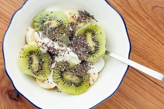 Salad with kiwi and chia seeds