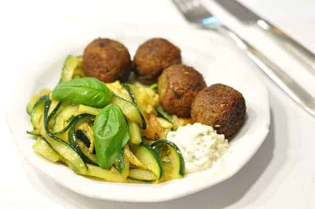 Pulpettes of millet groats with cucumber salad