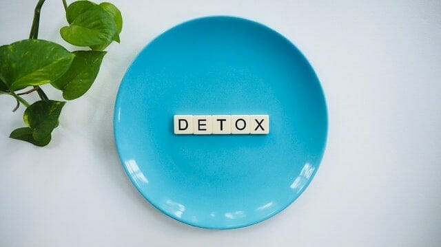 The word "detox" placed on a plate