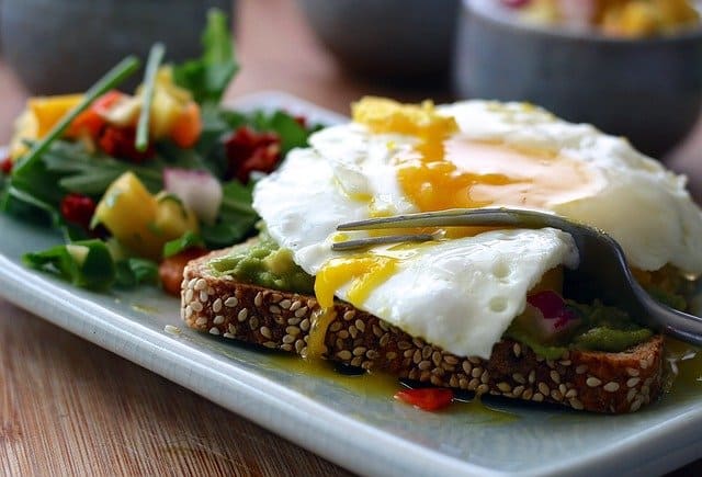 Healthy meal - wholemeal toast with egg and vegetables