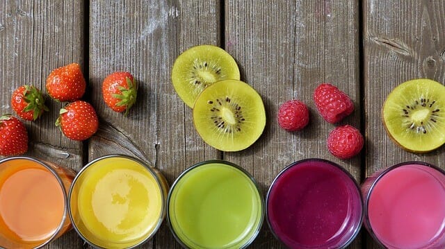 juices in glasses and chopped fruit