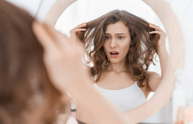  The first signs of fatty hair are not to be found in the mirror. 