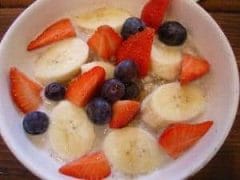  Oatmeal with bananas, blueberries and strawberries