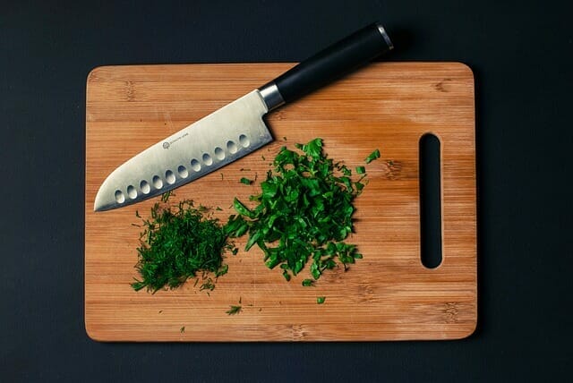  Chopped parsley on a cutting board.